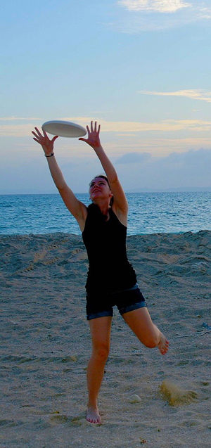 girl playing the frisbee 500 game