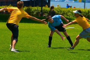 ultimate frisbee throws